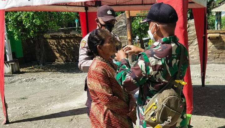 Tegas Dan Peduli, Satgas TMMD Bojonegoro Berikan Masker Warga Saat Posyandu Lansia